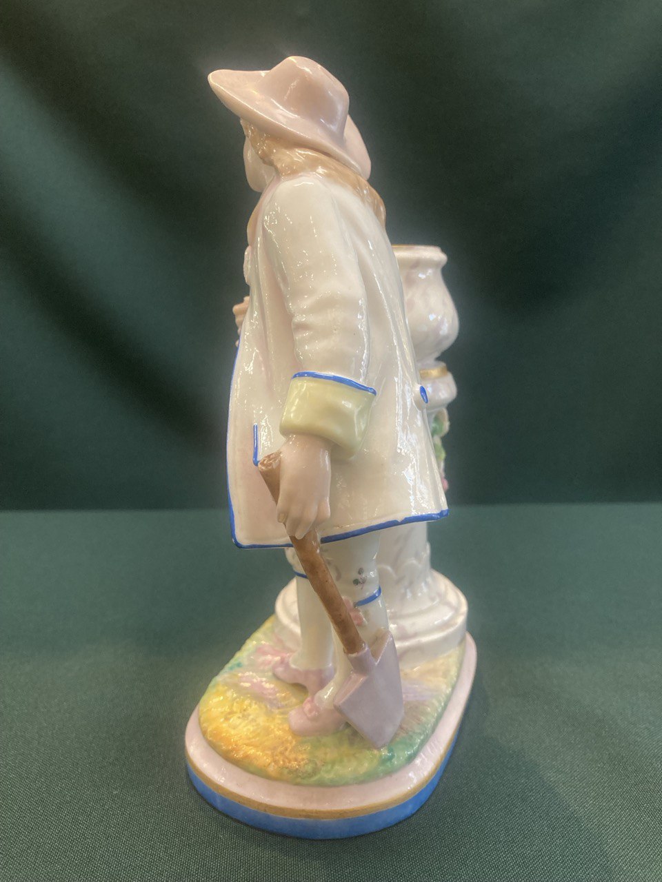 Фарфоровая фигурка, подсвечник. " Садовник". Франция. Лимож. 