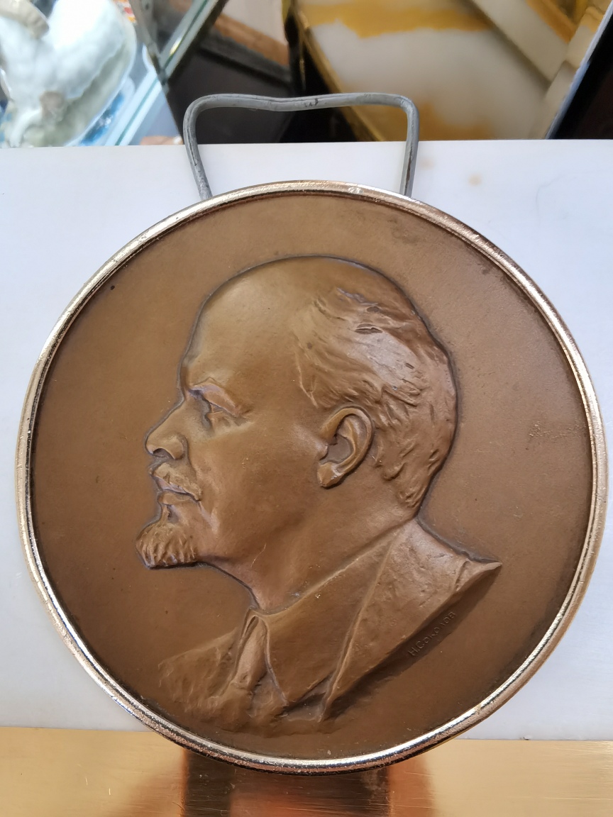 Барельеф В. И. Ленин на подставке