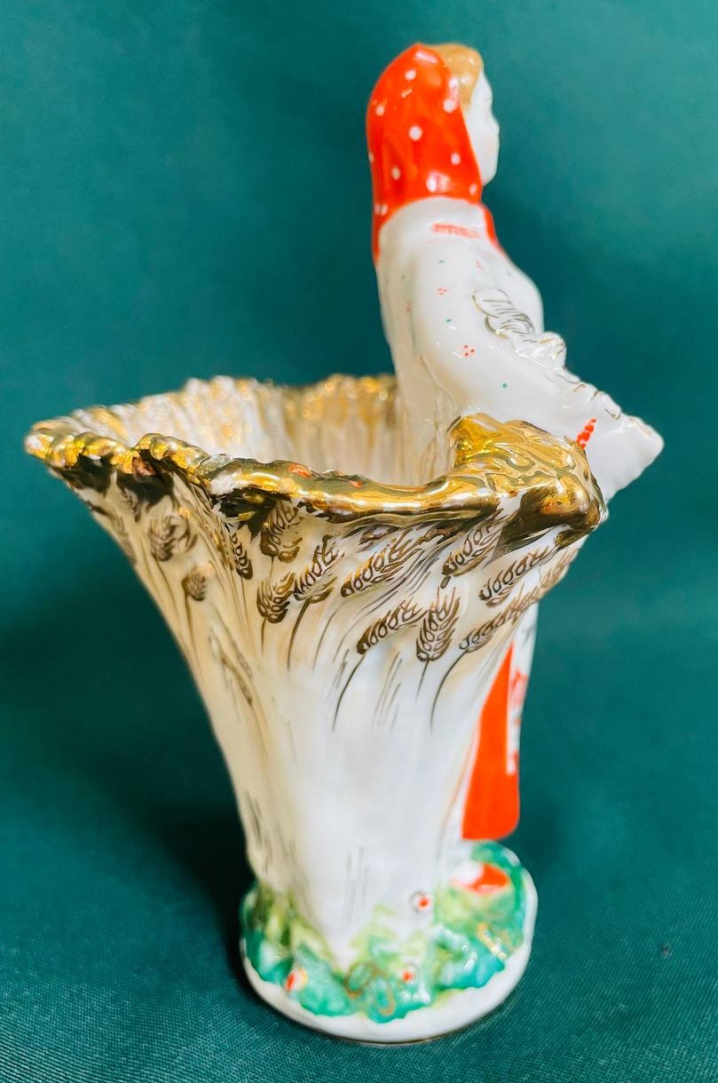 Фарфоровая статуэтка. Девушка со снопом. Крестьянка. Колхозница. Карандашница.