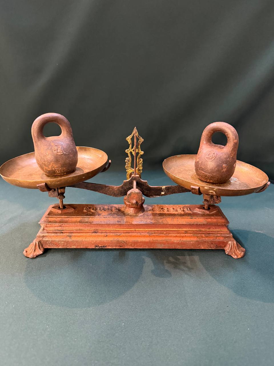 Старинные маленькие Весы FORGE 1/2 KILOG. 