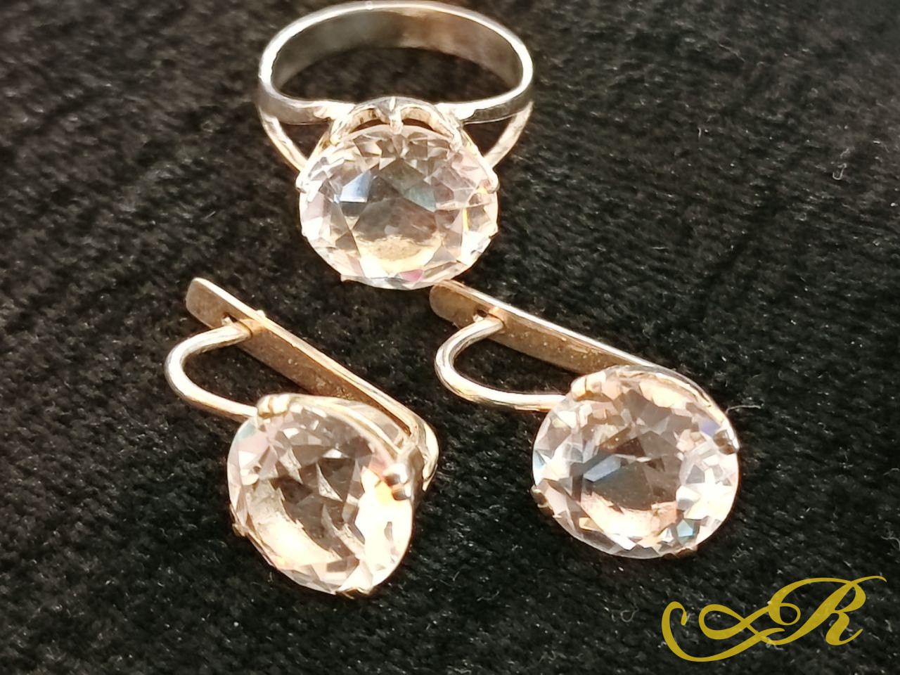  Серебряный комплект. Серьги, кольцо. Авторская работа. Серебро, кварц-хрусталь. Кольцо 18 размер.серьги В-2,4 см. Ш-камня 1,3 см. Вес-10,11 гр.