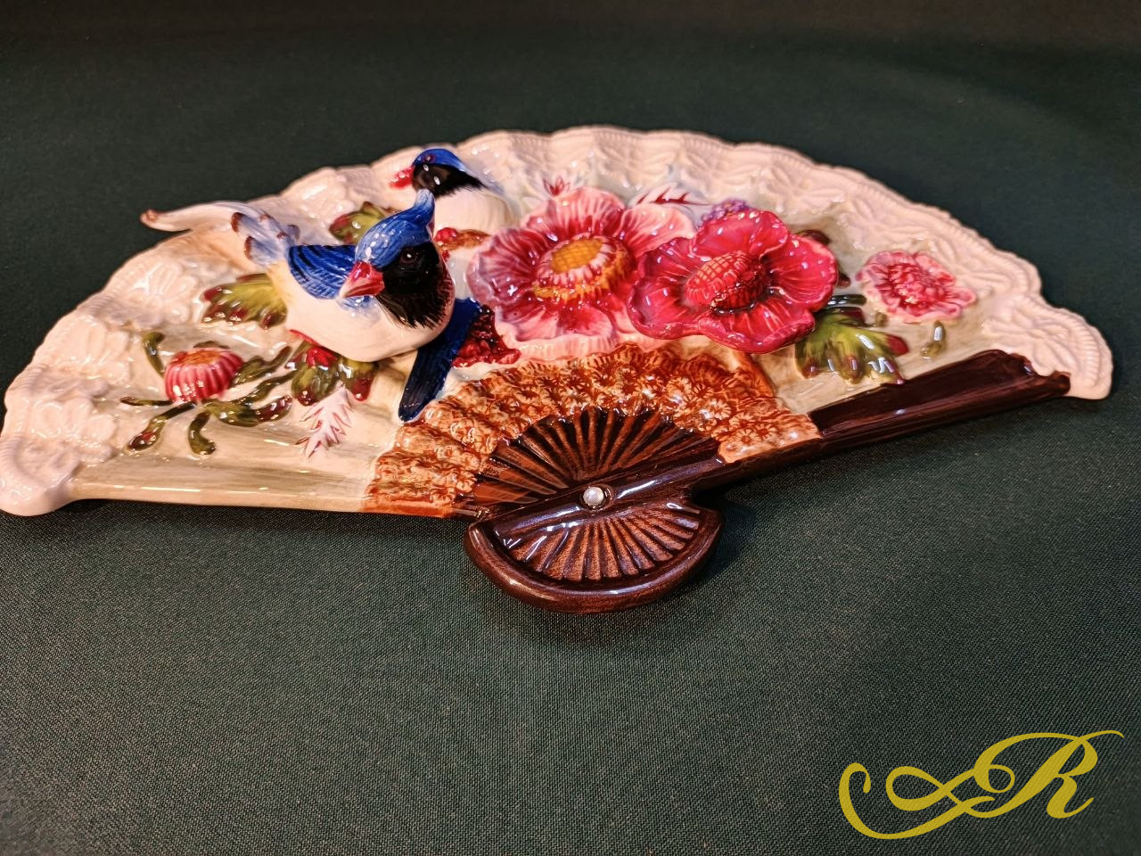  настенное панно, выполненное в форме веера с объемными элементами из керамики. 