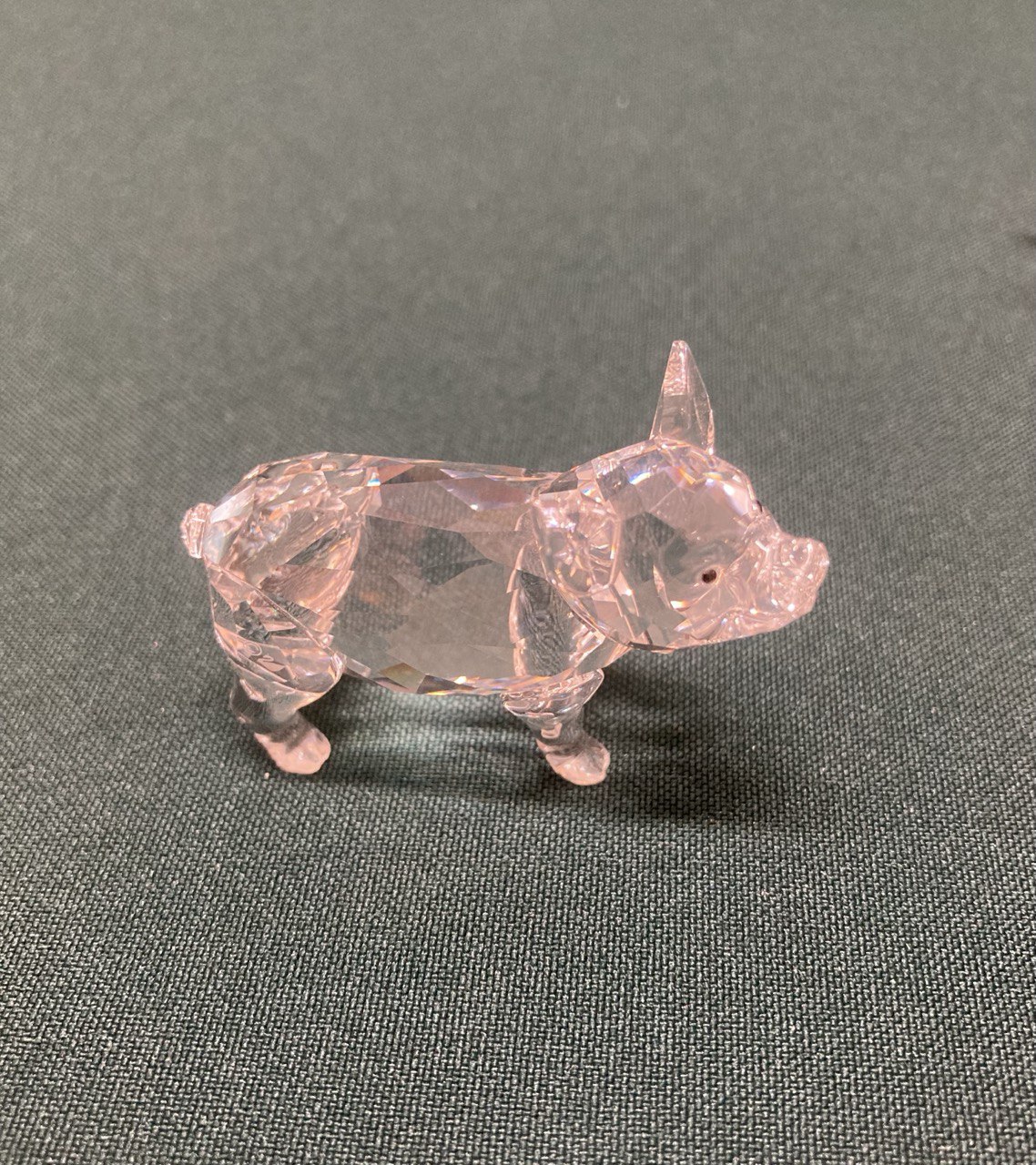 Кристаллы Сваровски. Фигурка - сувенир Swarovski "  " Поросенок" оригинал.