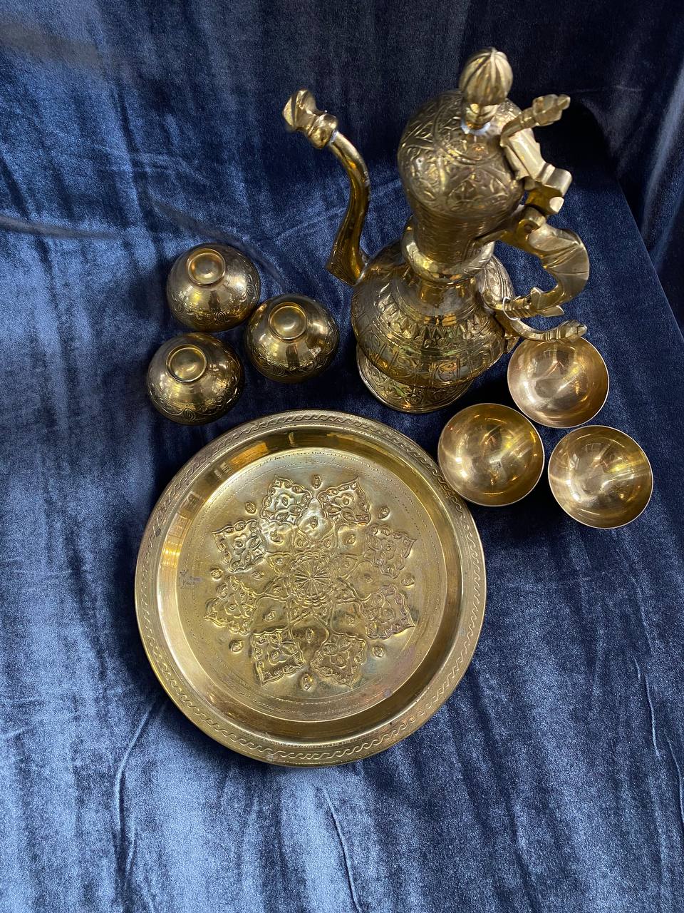 Кувшин с чашками-пиалками в восточном стиле