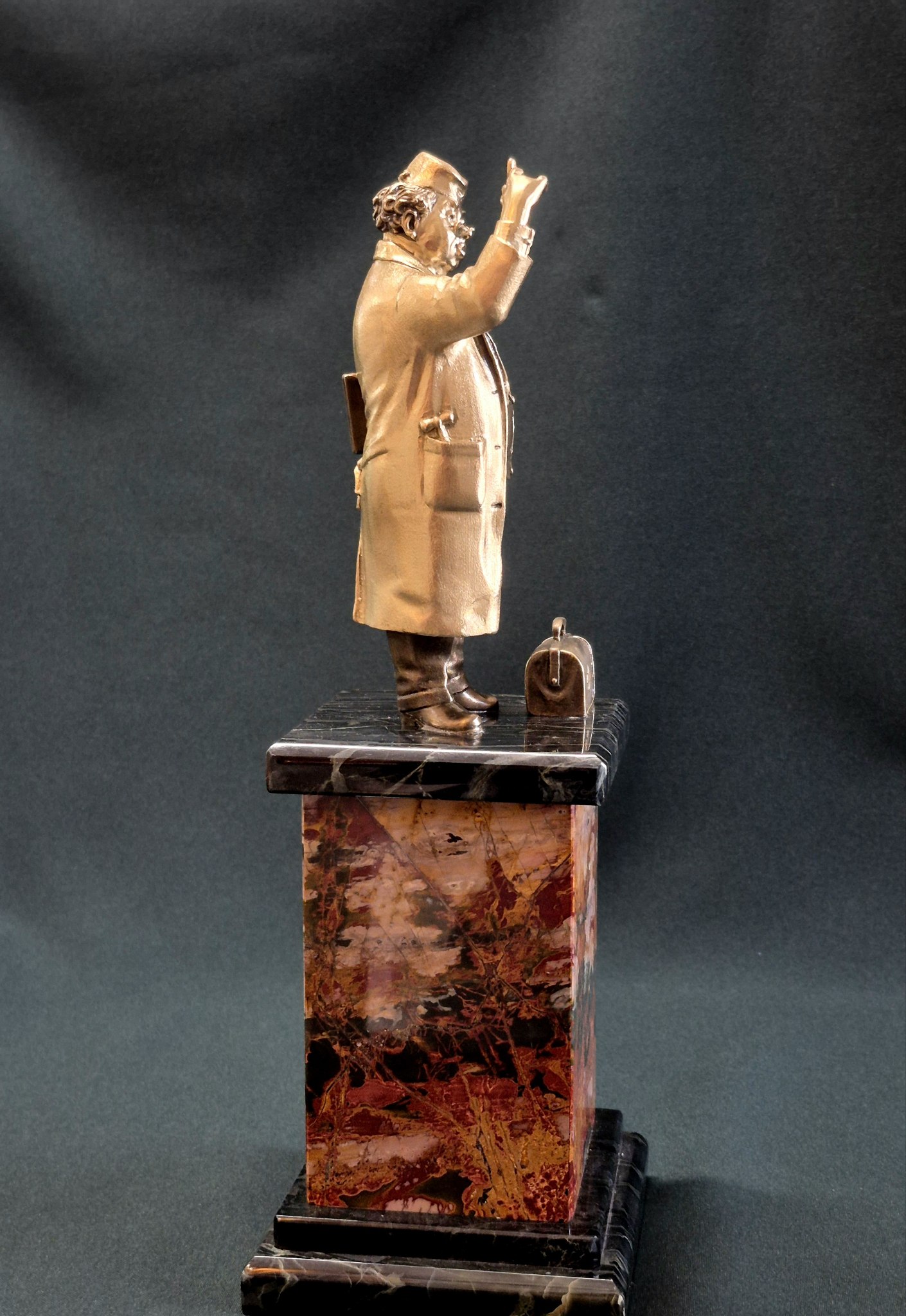 Скульптура "Доктор". Бронза