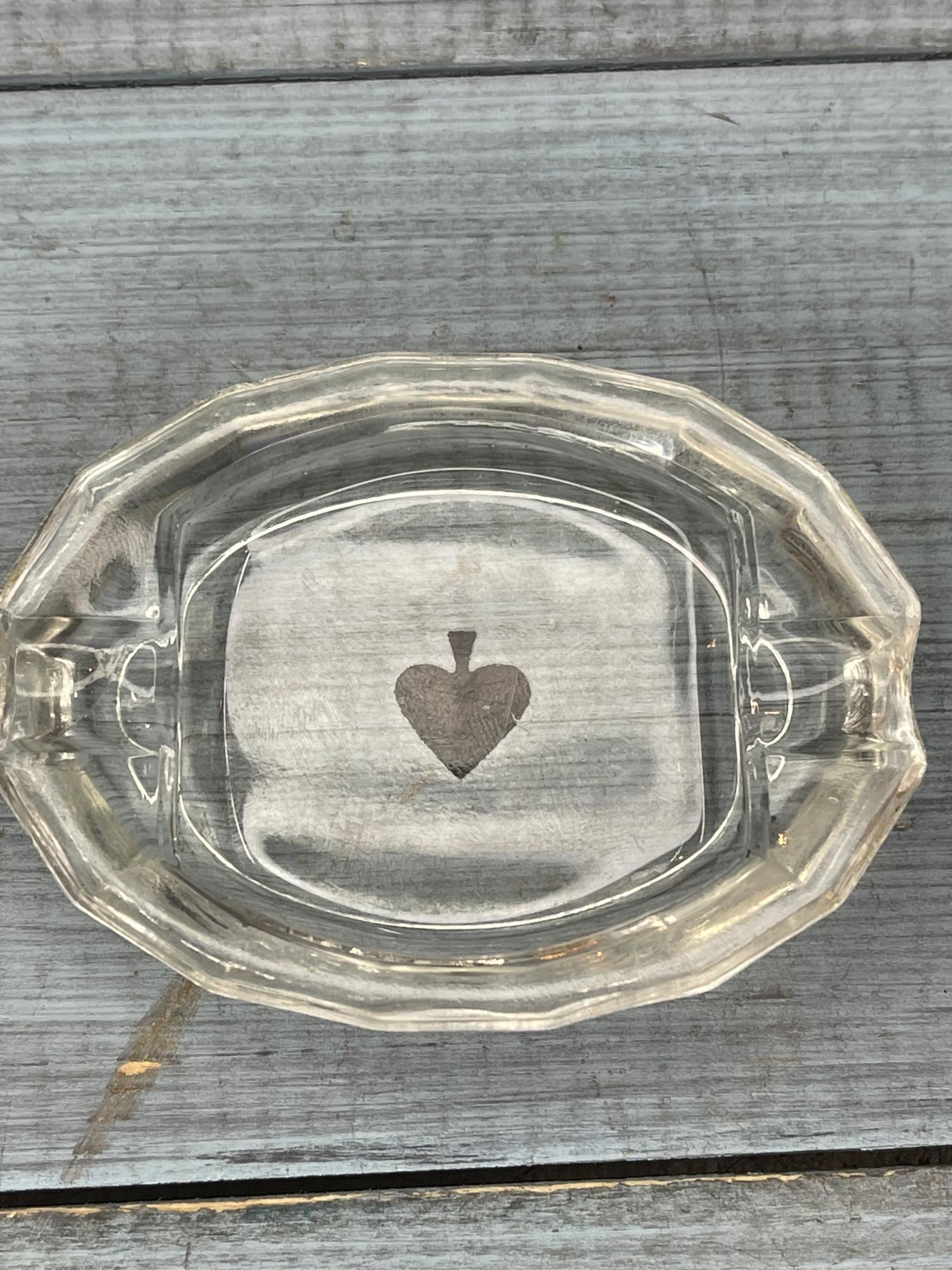 Старинная пепельница с изображением карточной масти "пики"