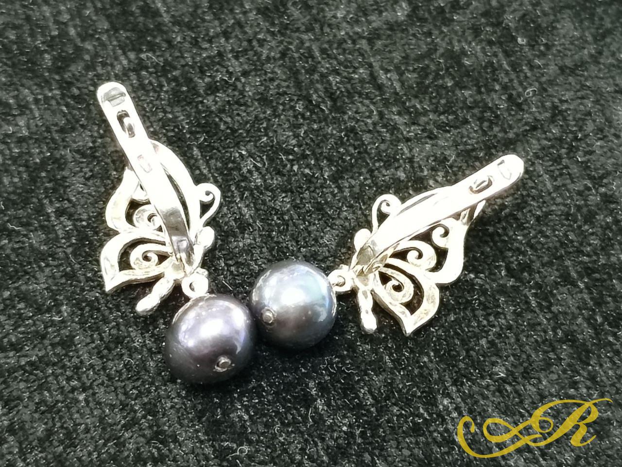 Изящные серьги-бабочки с подвесным темным жемчугом. Серебро 925 робы. Длина 3 см. Вес-4.51 гр. 