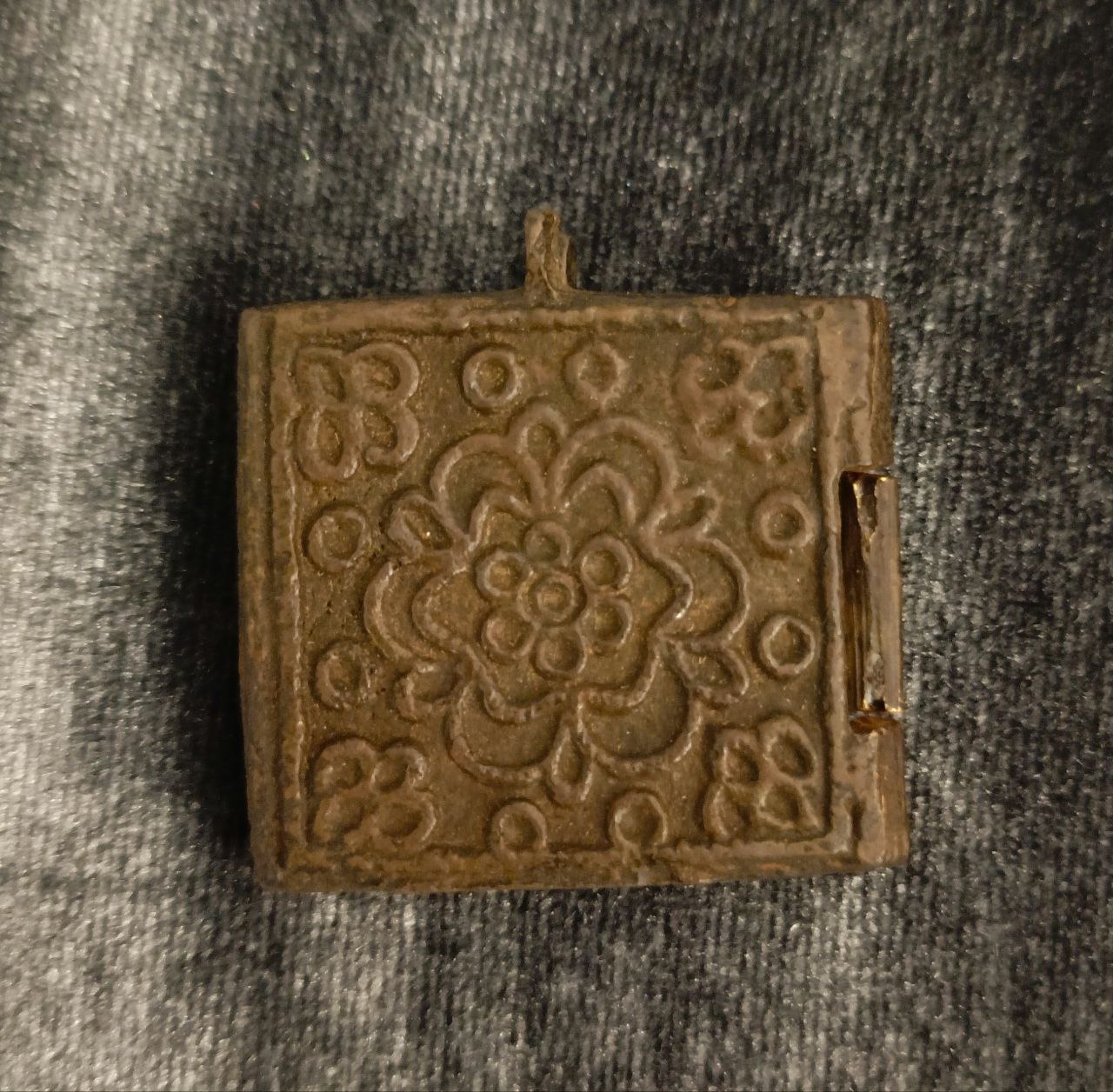 Солдатский складень. Медь. XIX век.Размер 3х3см