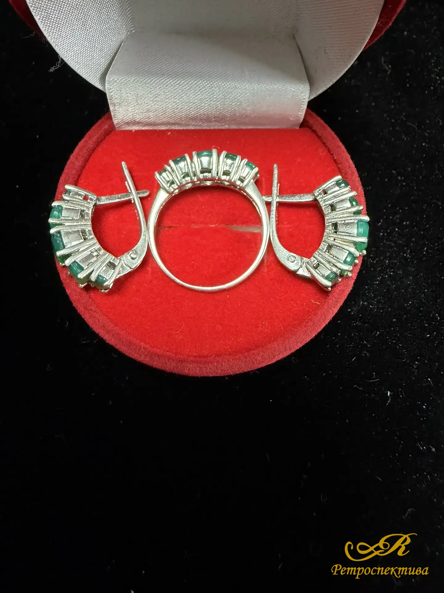 Серебряный комплект: серьги и кольцо. Серебро 925 пр. Камень - хризопраз. Вес - 9,65 гр.