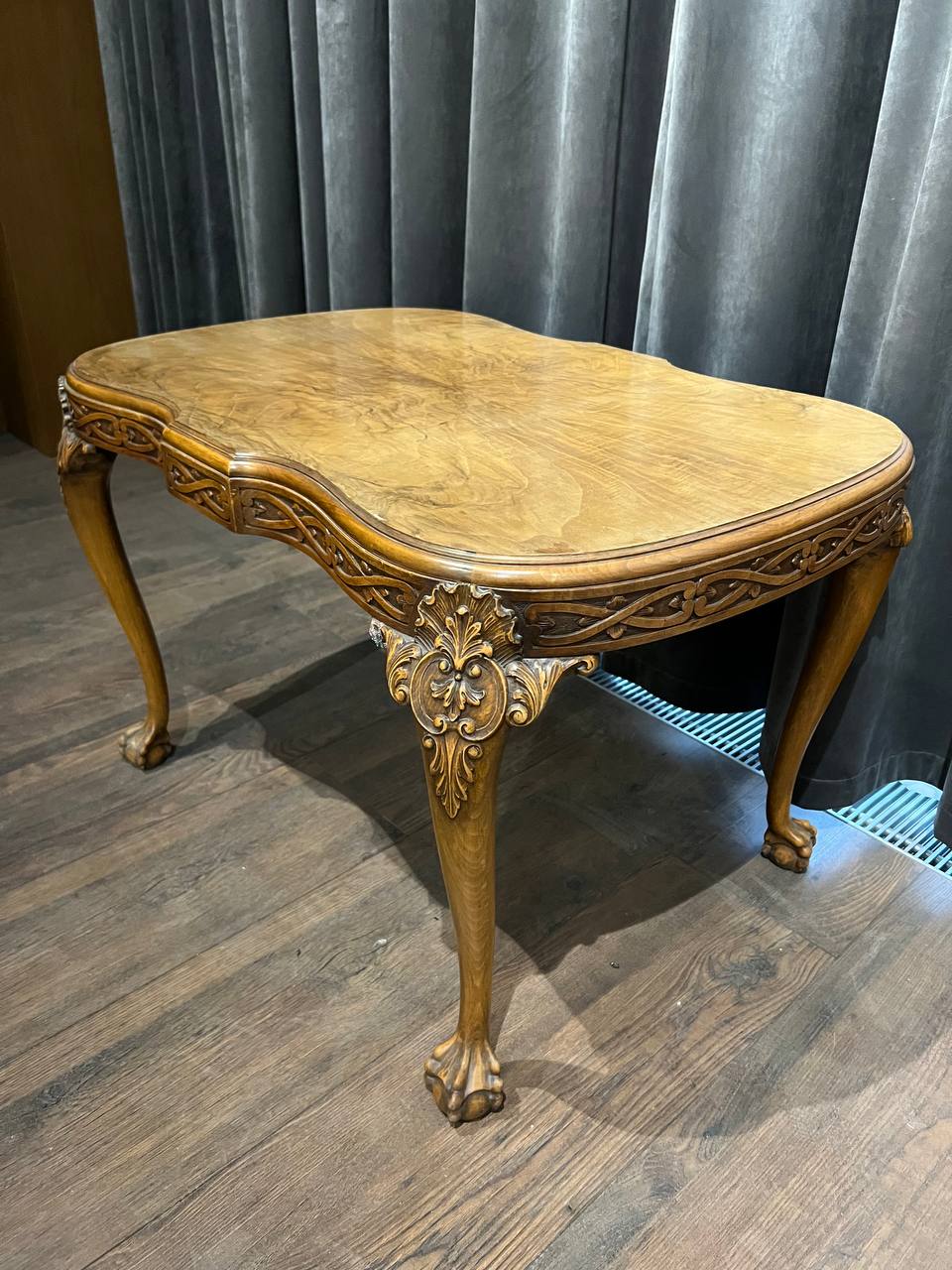 Стол журнальный, придиванный,Европа. Приблизительный возраст: конец 19, начало 20 века. Материал: массив дерева,резьба. Размеры 58*91*65 см.