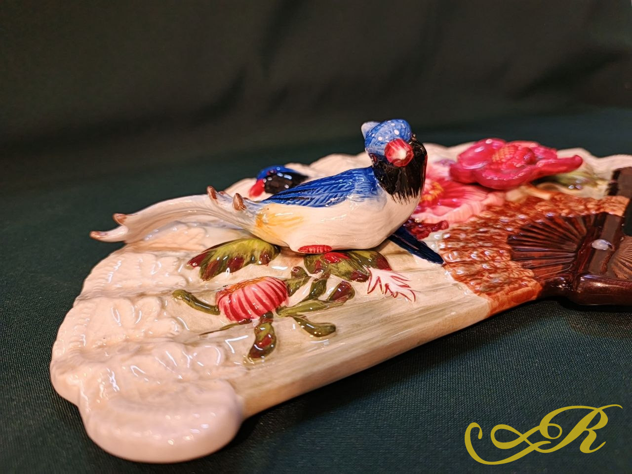  настенное панно, выполненное в форме веера с объемными элементами из керамики. 