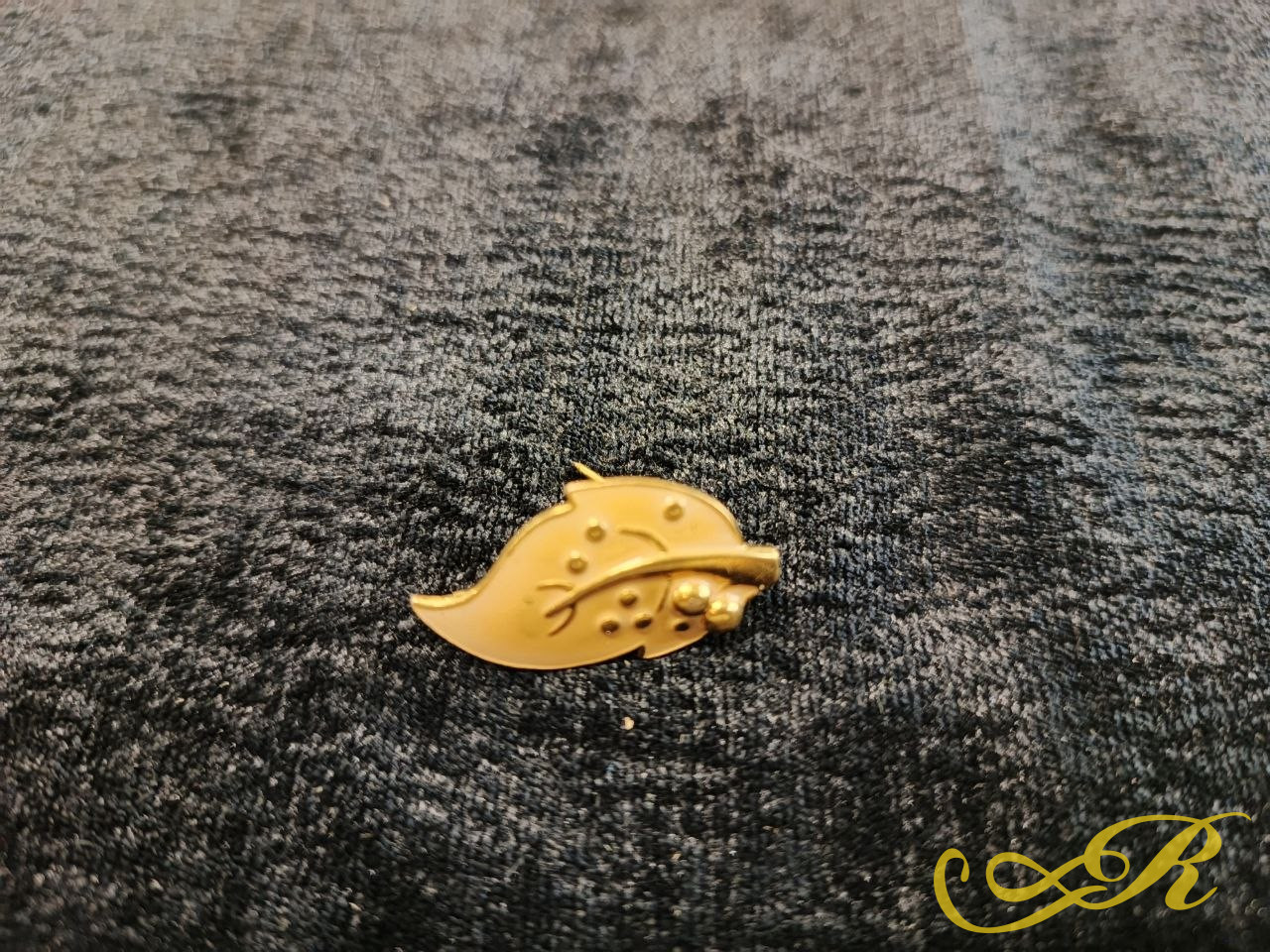 брошь в виде листика, изготовленная в период СССР. 