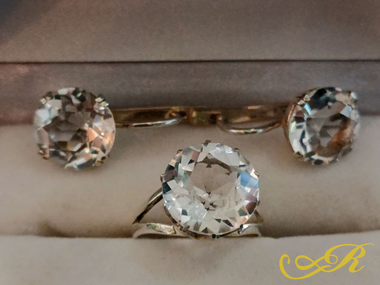 Серебряный комплект. Серьги, кольцо. Авторская работа. Серебро, кварц-хрусталь. Кольцо 18 размер.серьги В-2,4 см. Ш-камня 1,3 см. Вес-10,11 гр.