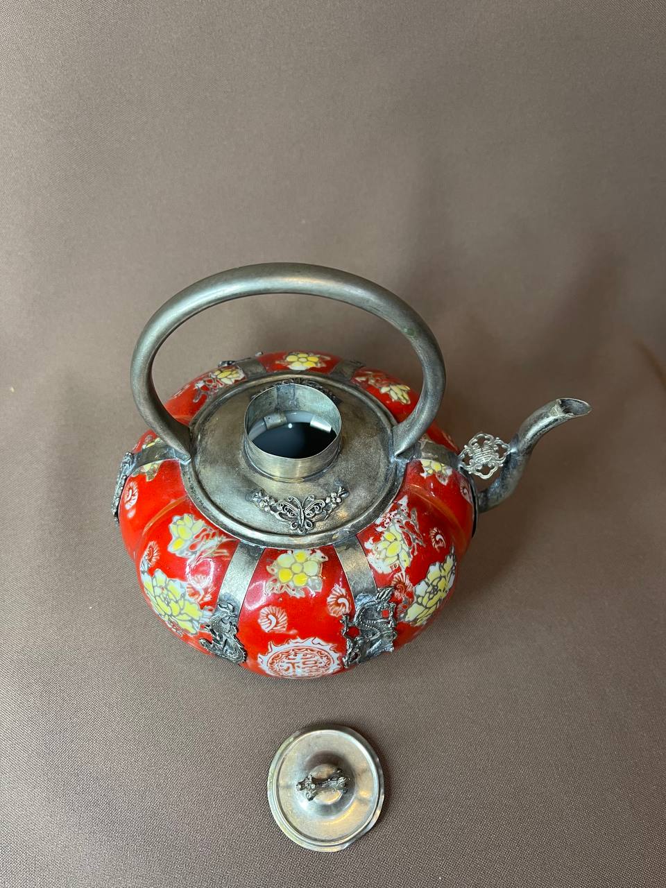 Фарфоровый  китайский чайник с металлическими элементами. Середина XX в.