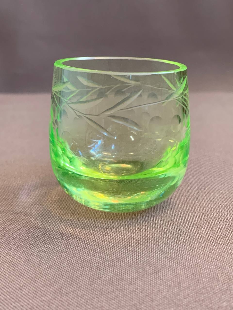 105. Рюмка,  СССР , пер. пол.  ХХ века, урановое стекло, резьба в виде винограда, высота 47 мм, объем 40 мл.СССР , пер. пол.  ХХ века