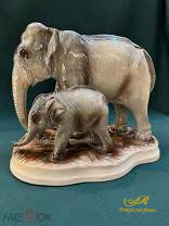 Фарфоровая статуэтка" Слониха со слоненком" Германия. Большая!