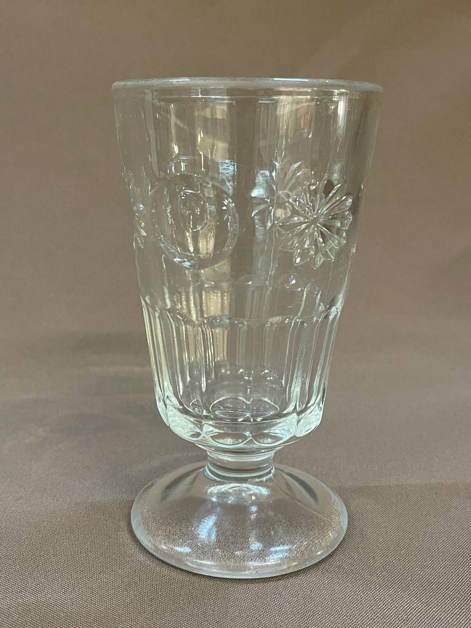 134. Бокал "Мальцов", конец XIX начало  XX века, прессованное стекло. Высота 130 мм,объем 160 мл.