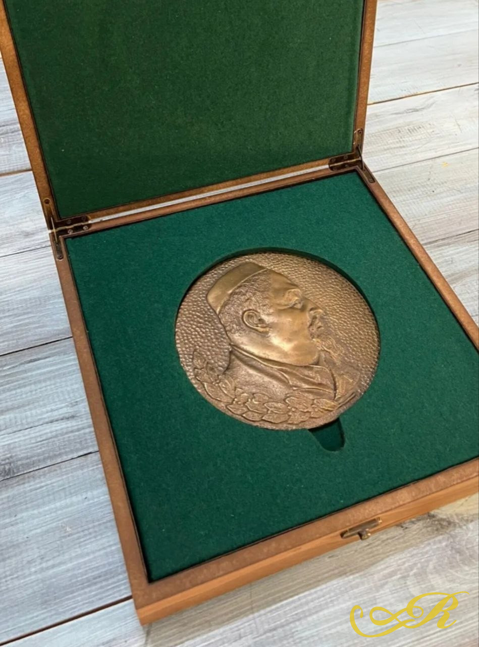  Настольная медаль "Абай Кунанбаев" работа Баки Урманче.Бронза, литьё, диаметр 150 мм.