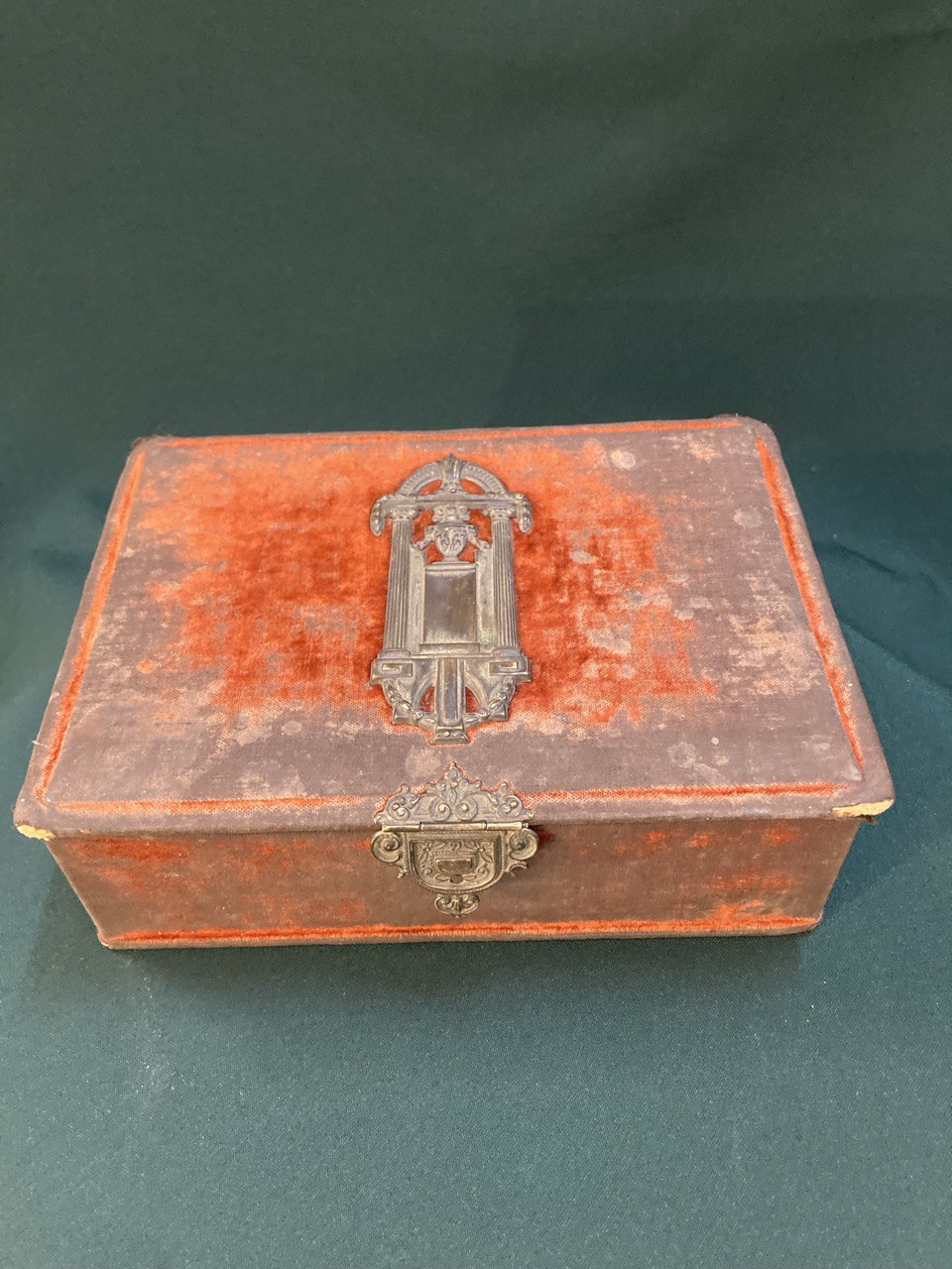 Шкатулка XIX в. Картон,бархат, медь с посеребрением, шелк.