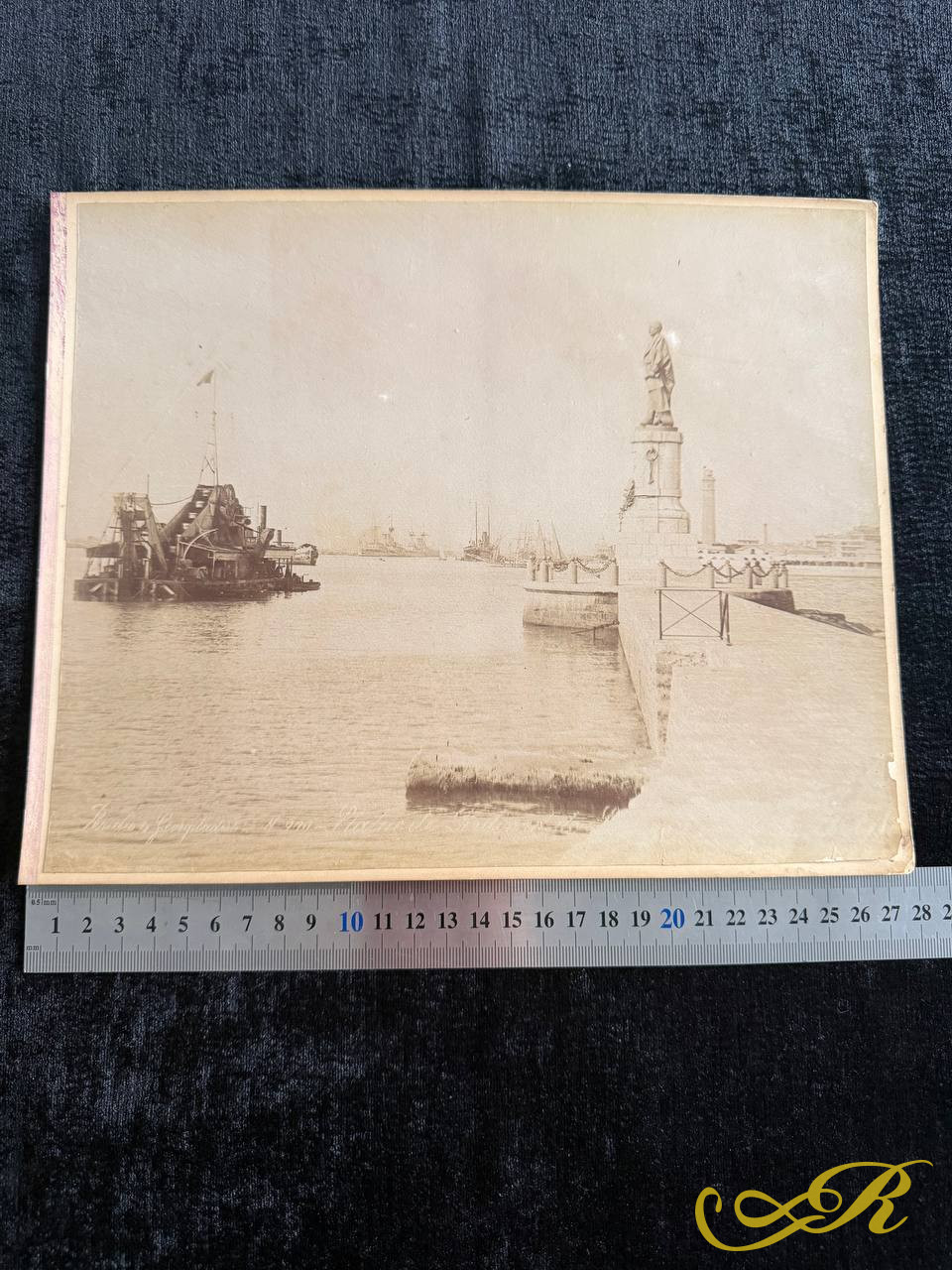 Фотография старинная. Морской порт с памятником и военными кораблями. Европа. Конец XIX – начало XX века.
