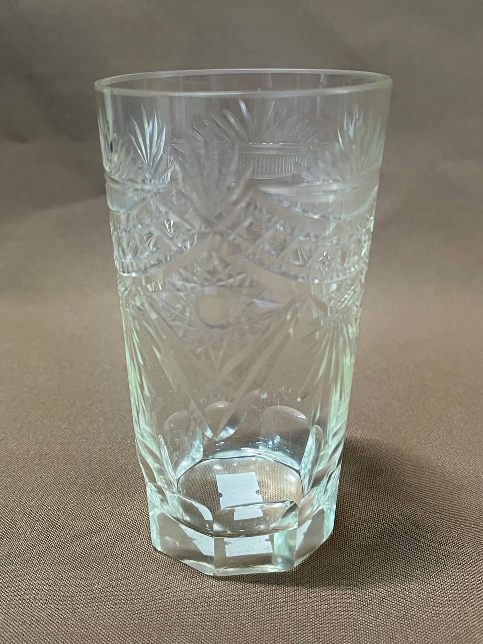 127.Стакан, Мальцов, до 1917 г. Высота –  110 мм, объем – 190 мл, гладкое стекло, резьба по стеклу, выдувание,8 граней.