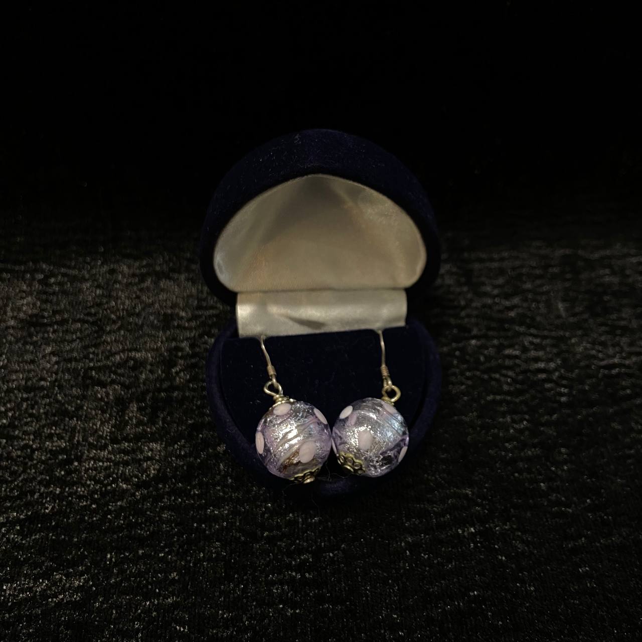 Серебряные серьги со стеклянными  шарами. 