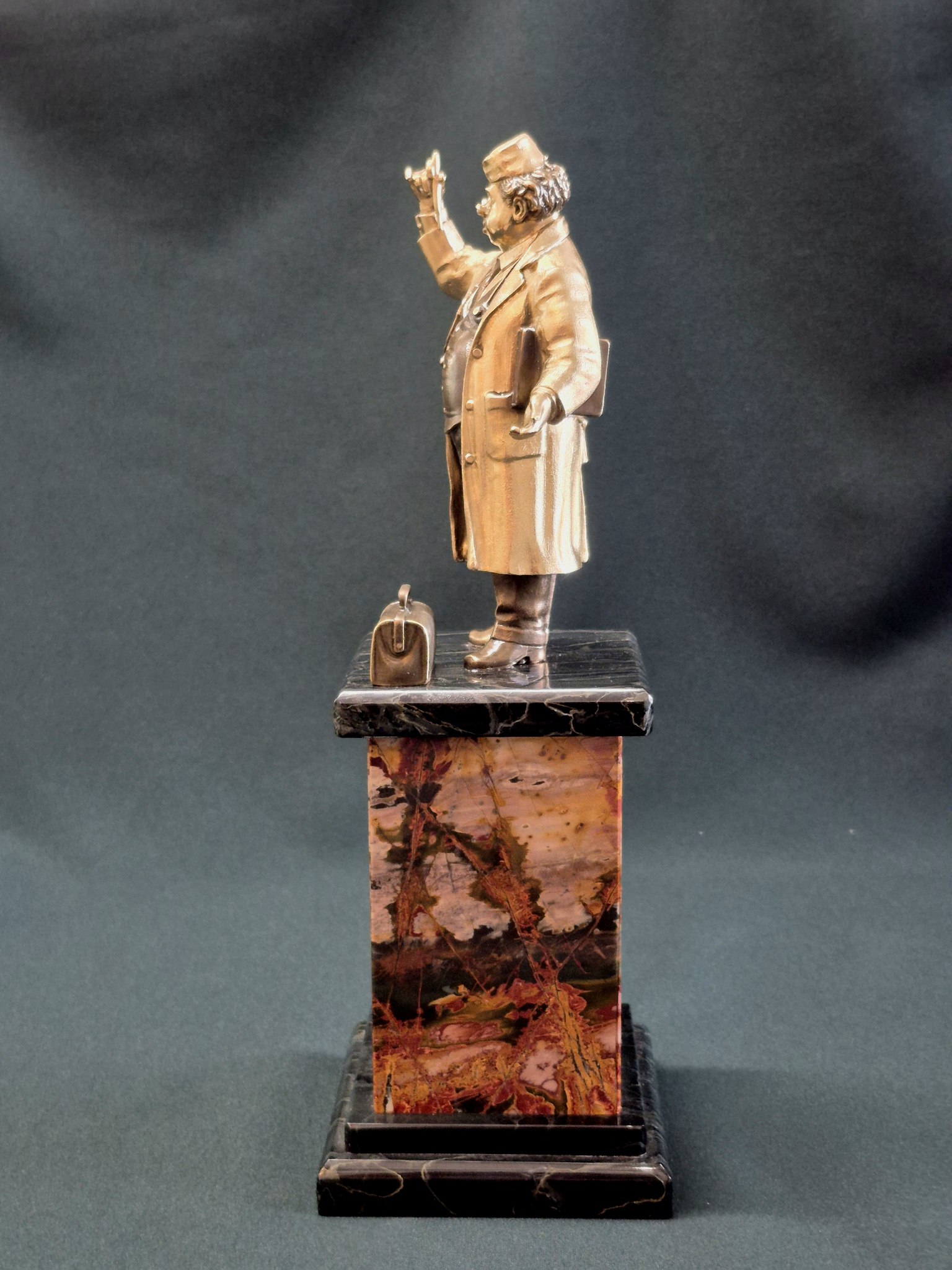 Скульптура "Доктор". Бронза