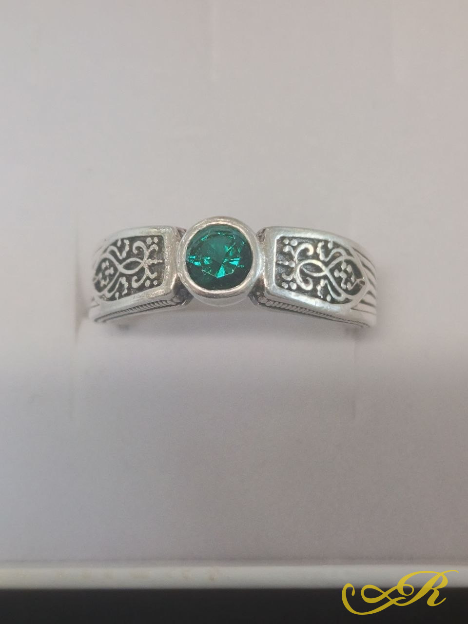  Серебряное кольцо 925 пробы с чернением и гидротермальным изумрудом. Рельефный византийский узор с технологией цельного литься. 7,06 гр. 