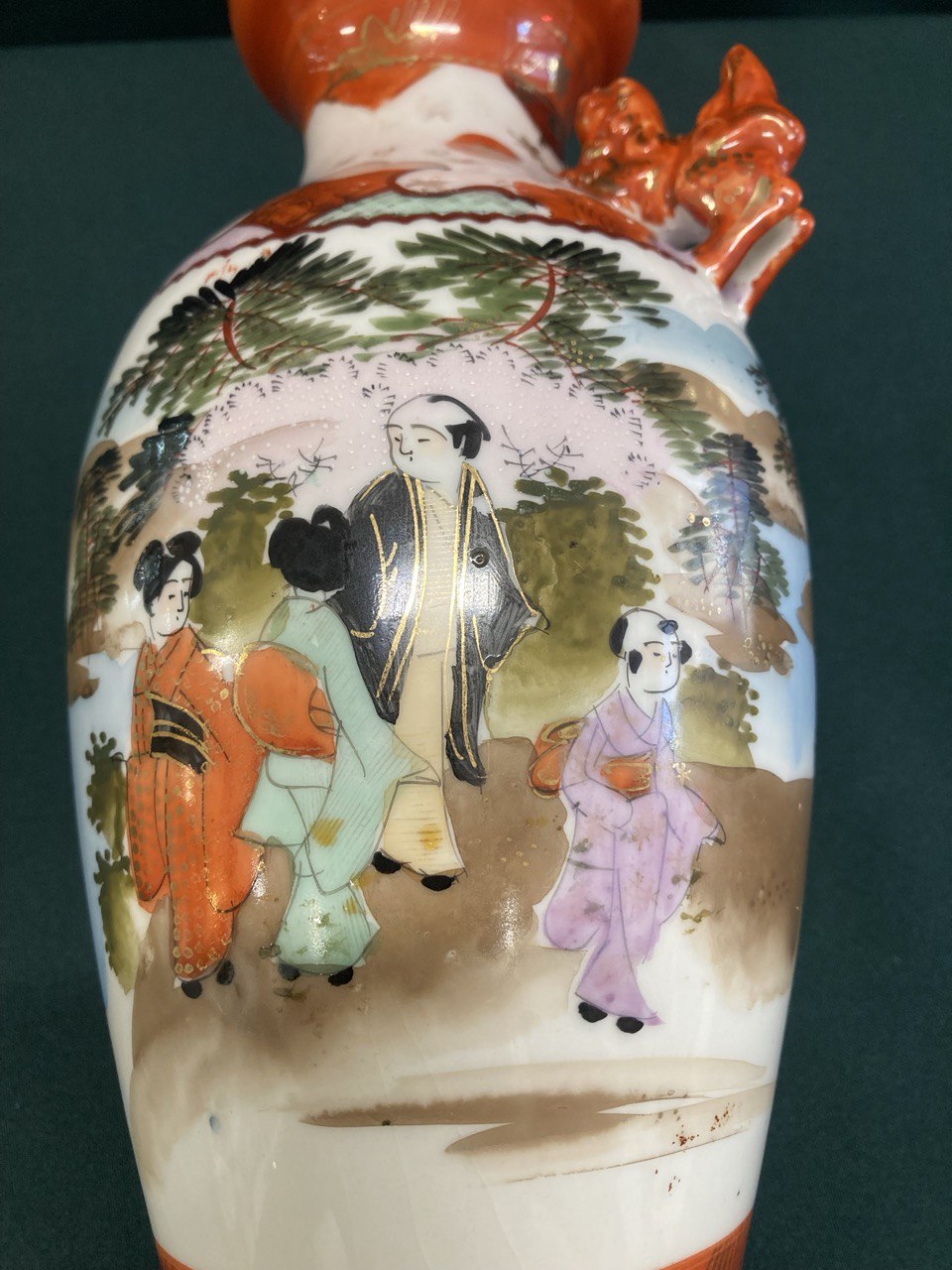 Ваза фарфоровая, роспись, золочение. Япония. Вторая половина ХХ в. Высота 26 см. Диаметр горлышка 7,5 см.