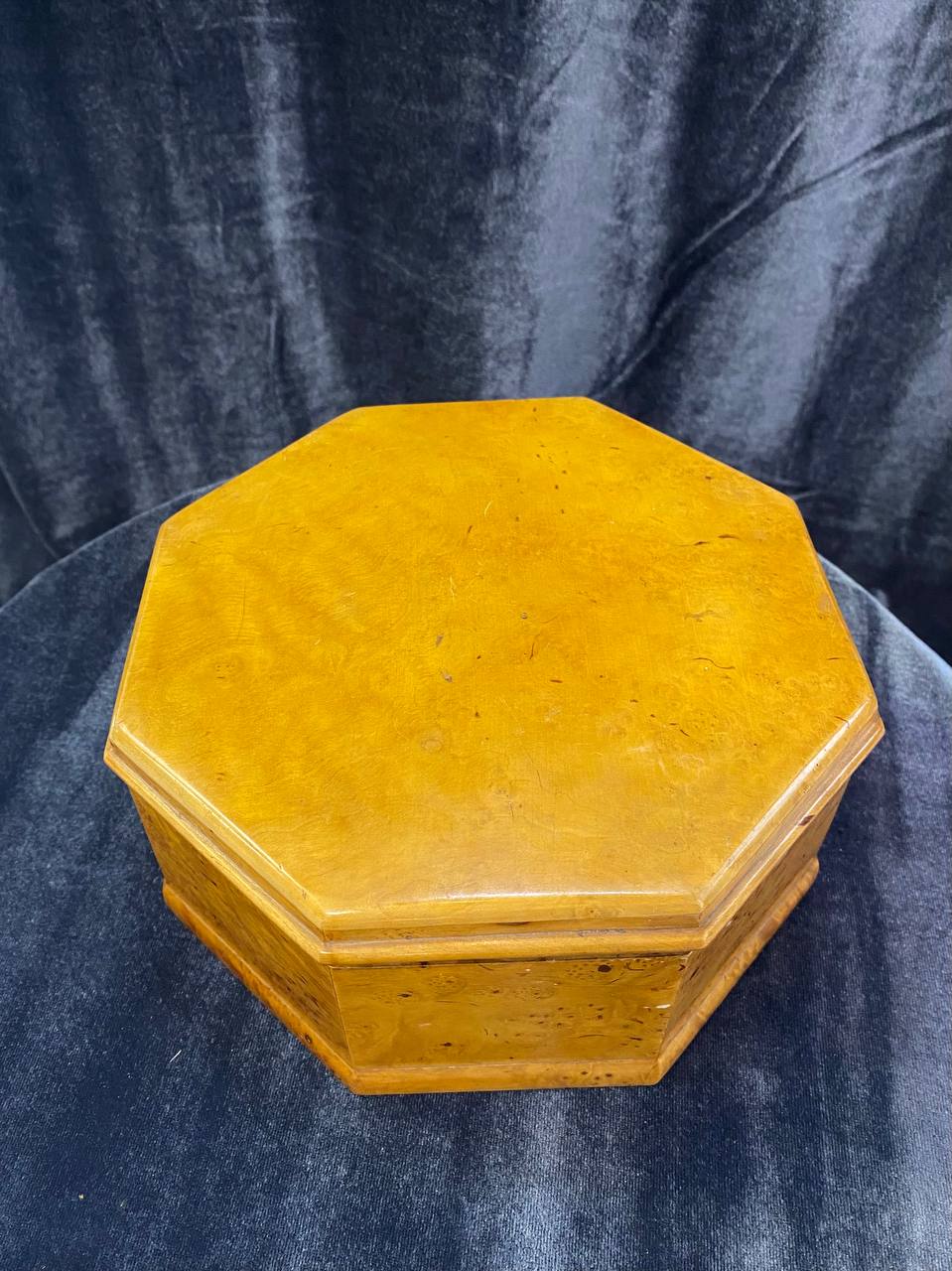 Шкатулка деревянная восьмиугольная из карельской березы