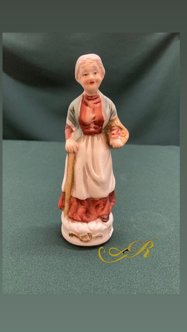 Статуэтка «Бабушка с корзинкой и тростью»