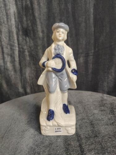 Статуэтка "Джентельмен с цветком на руке"