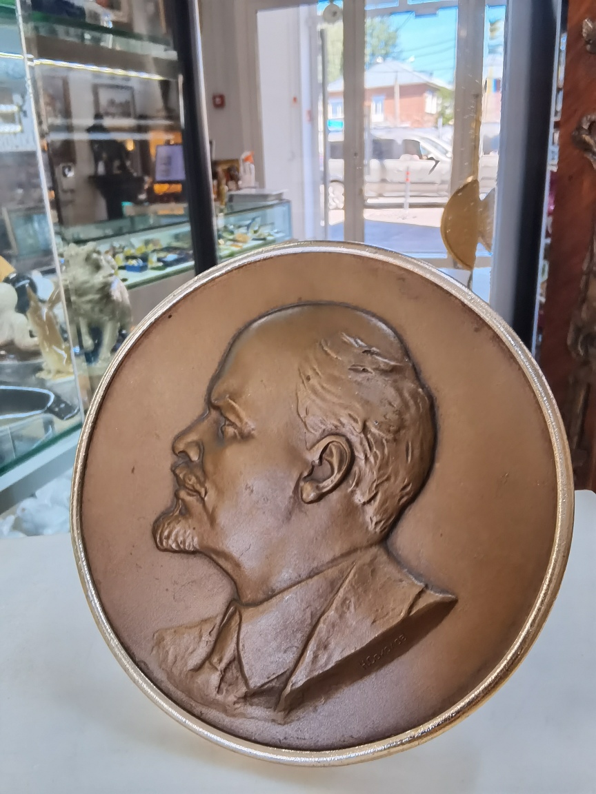 Барельеф В. И. Ленин на подставке