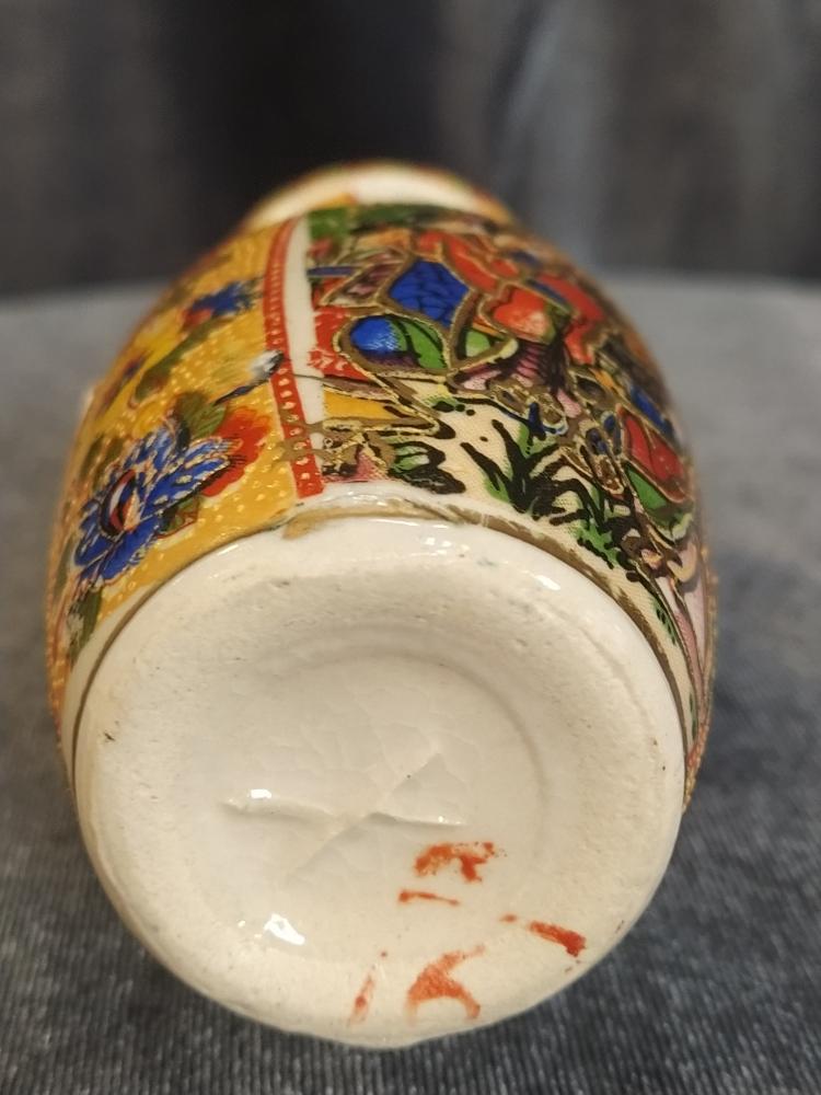 Фарфоровая вазочка в восточном стиле. Высота 11см.