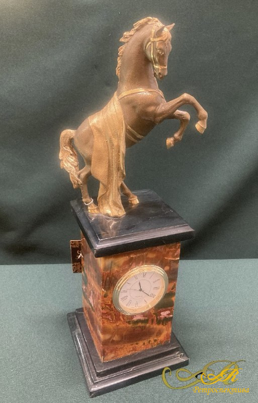 Часы скульптура «Конь» яшма,бронза. 32,5 см.