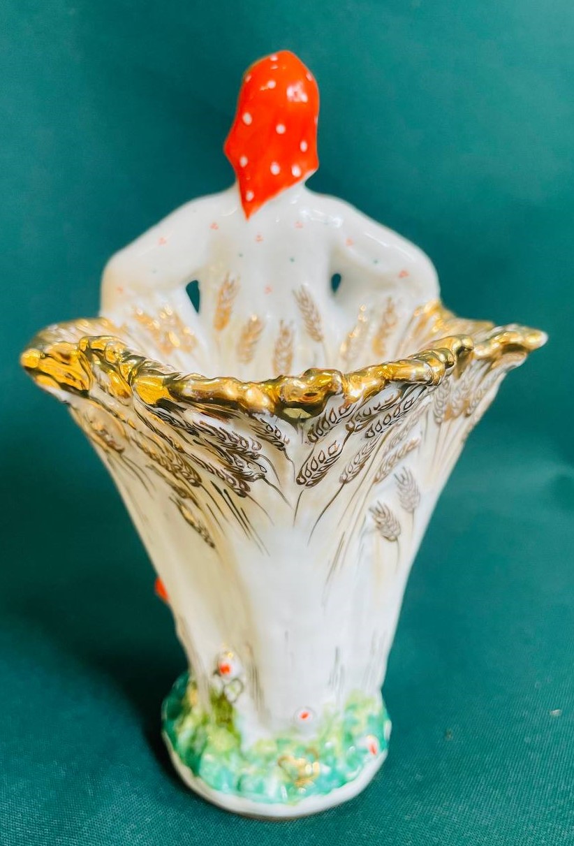 Фарфоровая статуэтка. Девушка со снопом. Крестьянка. Колхозница. Карандашница.