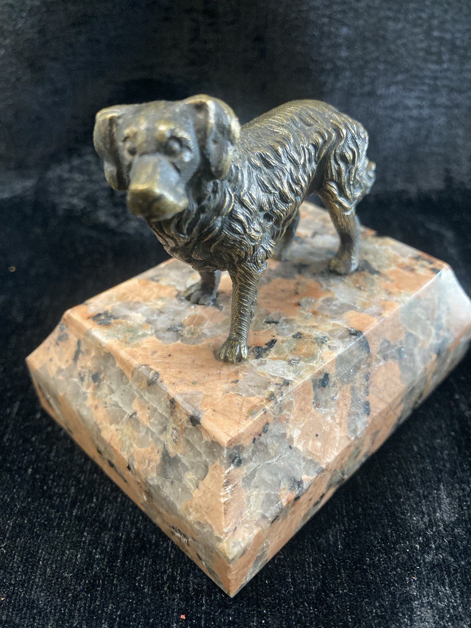 Бронзовая статуэтка "Собака", нач. XX в. Материал: бронза, мрамор.