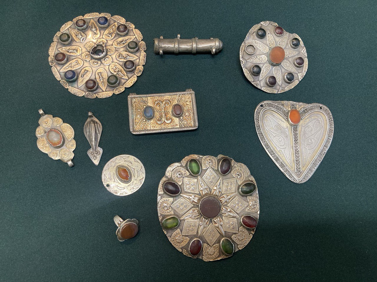 Фрагменты серебряных украшений с подвесами из старинных монисто, чулпы. ХIХ -ХХ в.