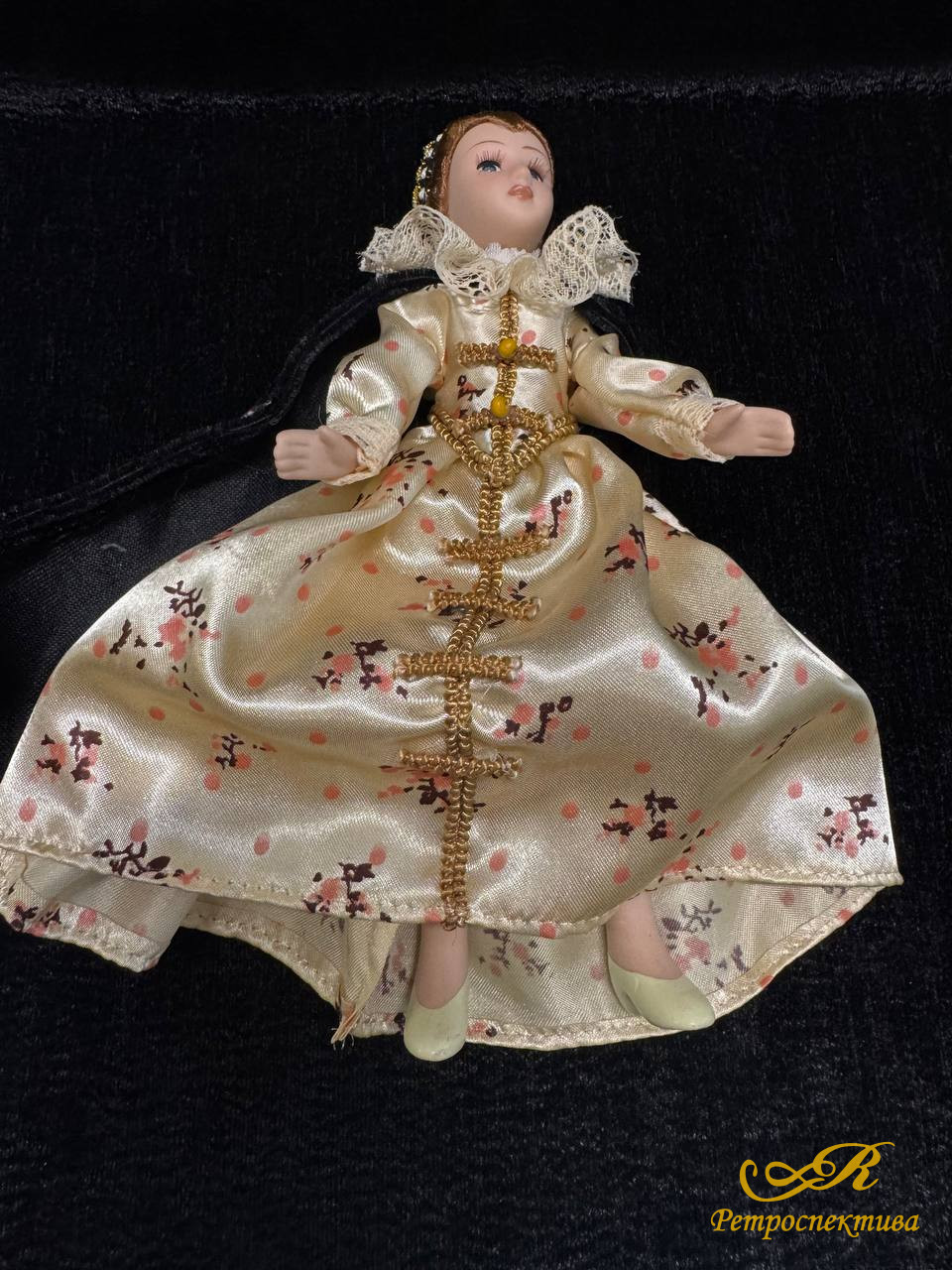 Фарфоровая интерьерная кукла в историческом костюме, 3 штуки