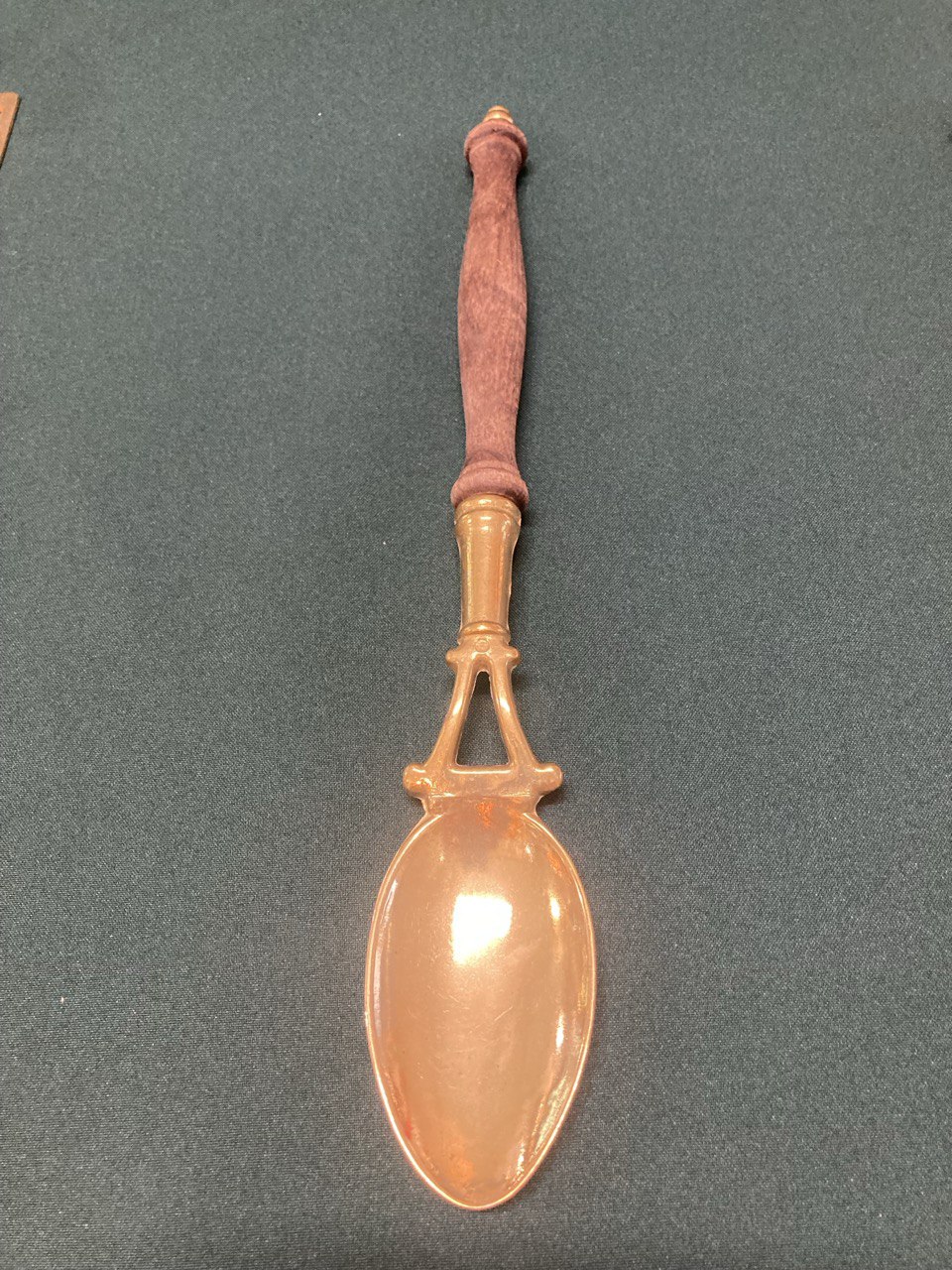 Кухонный набор. Испания. Бронза, дерево.