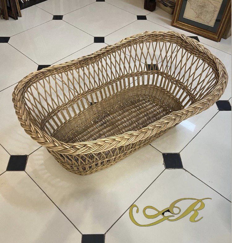 Люлька старинная ,  плетенная из лозы.