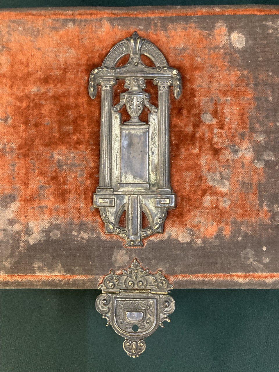 Шкатулка XIX в. Картон,бархат, медь с посеребрением, шелк.