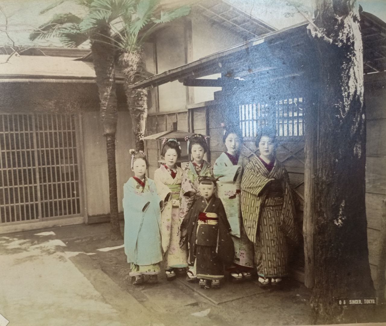 Альбом японских фотографий (Самураи, бытовые сцены, архитектура) XIX в. Размер 30х24см, торцы страниц позолочение, Всего 26 страниц, 23 страницы с фотографиями.