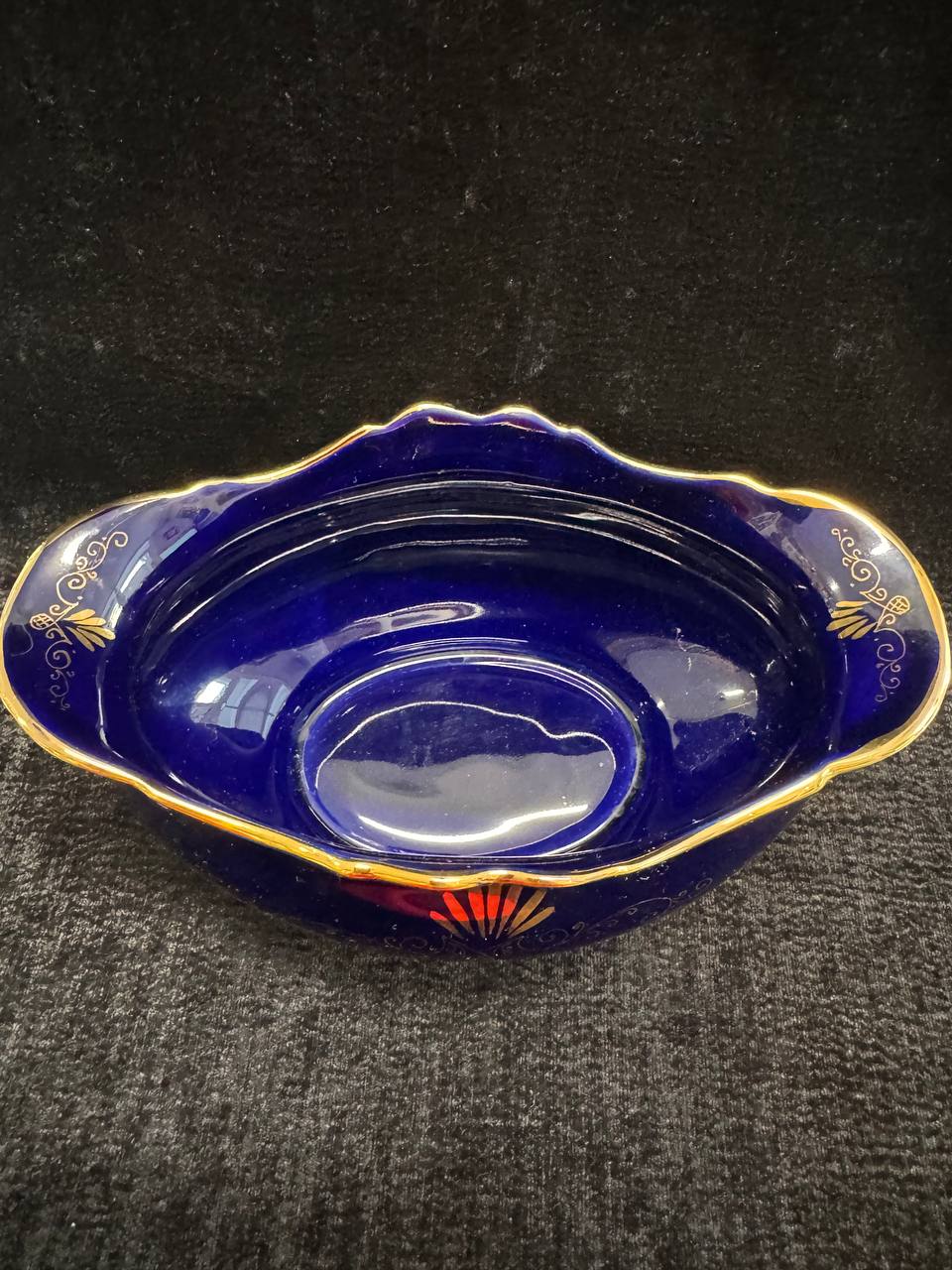 Фарфоровая конфетница, СССР Кисловодск. Кобальт, золочение. 