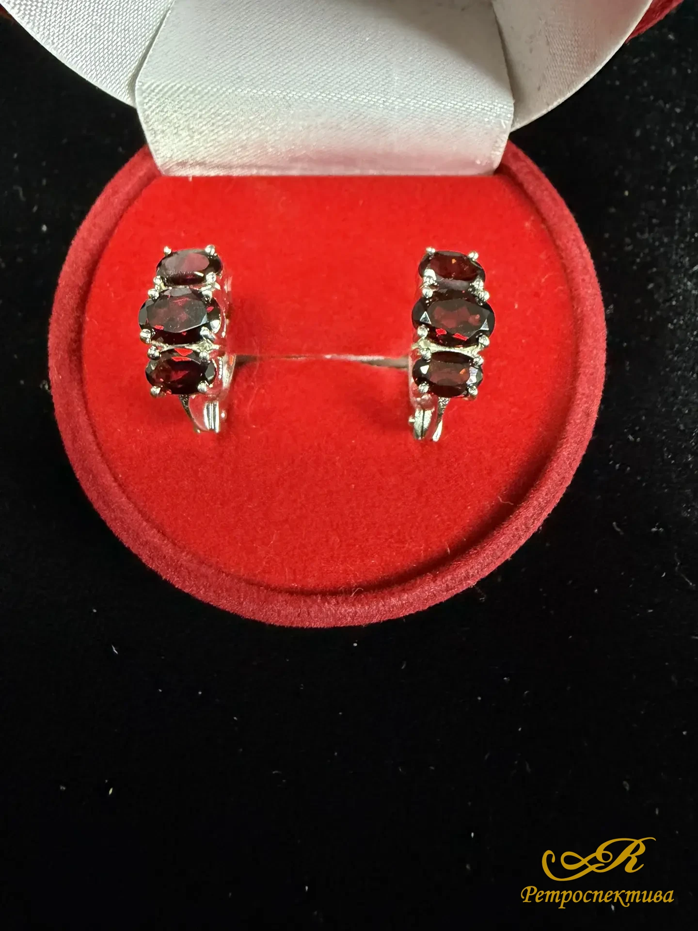 Серебряный комплект с гранатами.Серебро 925 пр. 7,38 гр. Кольцо и серьги.