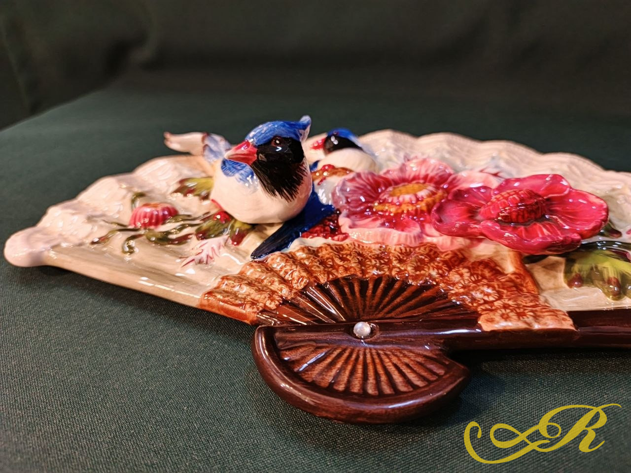  настенное панно, выполненное в форме веера с объемными элементами из керамики. 