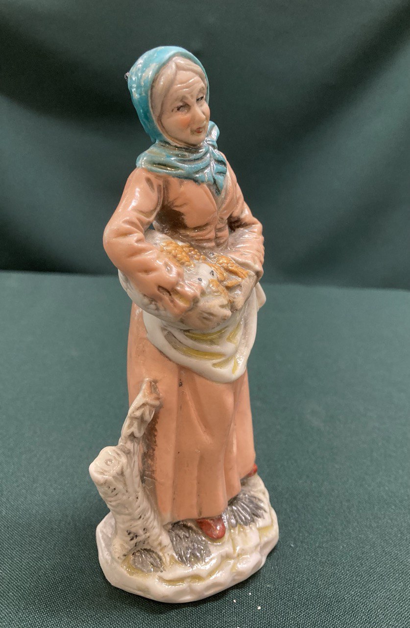 Статуэтка «Бабушка с рыбой»