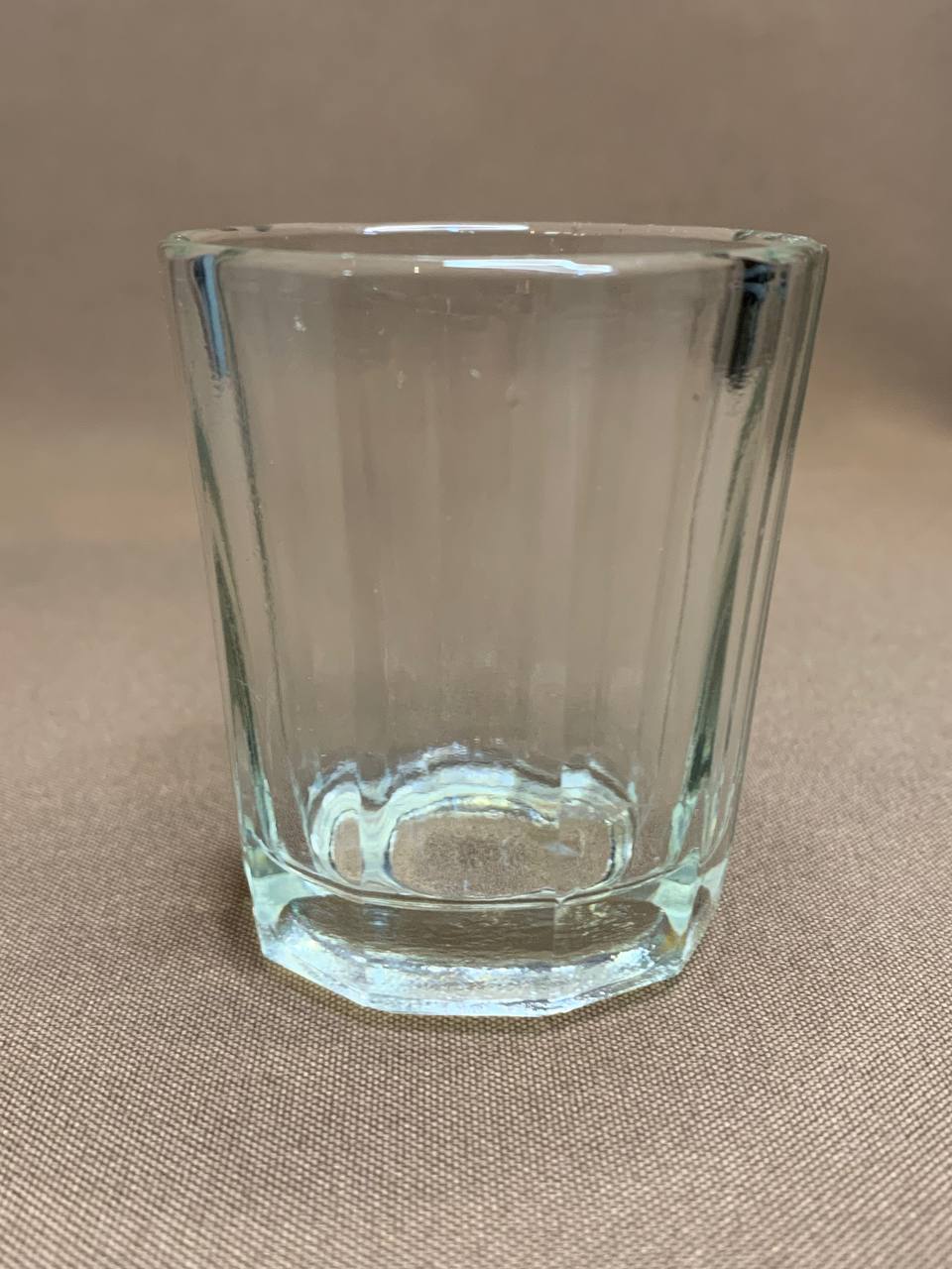 101. Рюмка СССР 1950-60 года. Стекло прессованное. Высота 6.2 см, объём 60 мл.