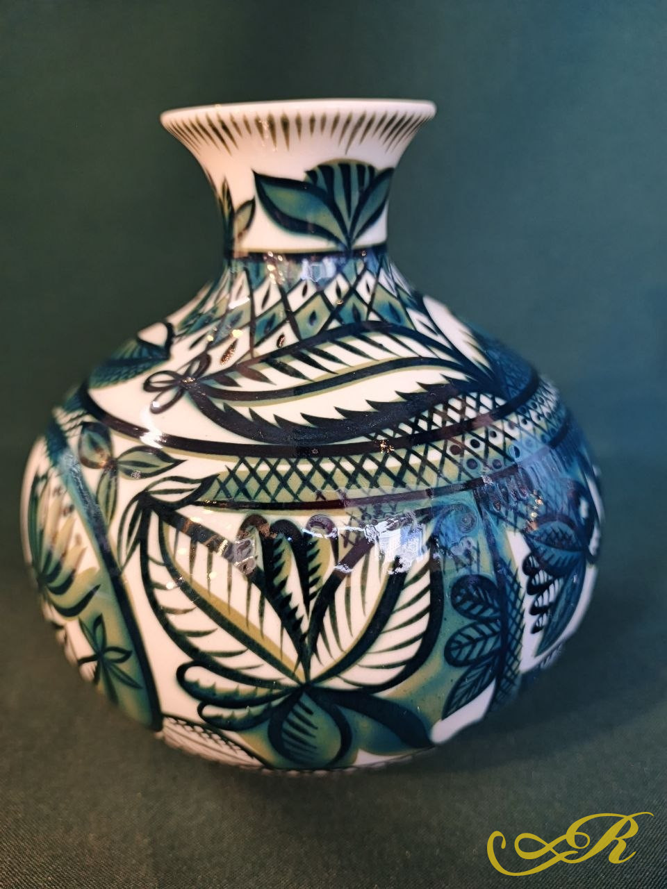  Ваза с растительным орнаментом, зелёная, фарфор роспись ЛФЗ(1960-1970)г  художник В.М. Городецкий СССР.