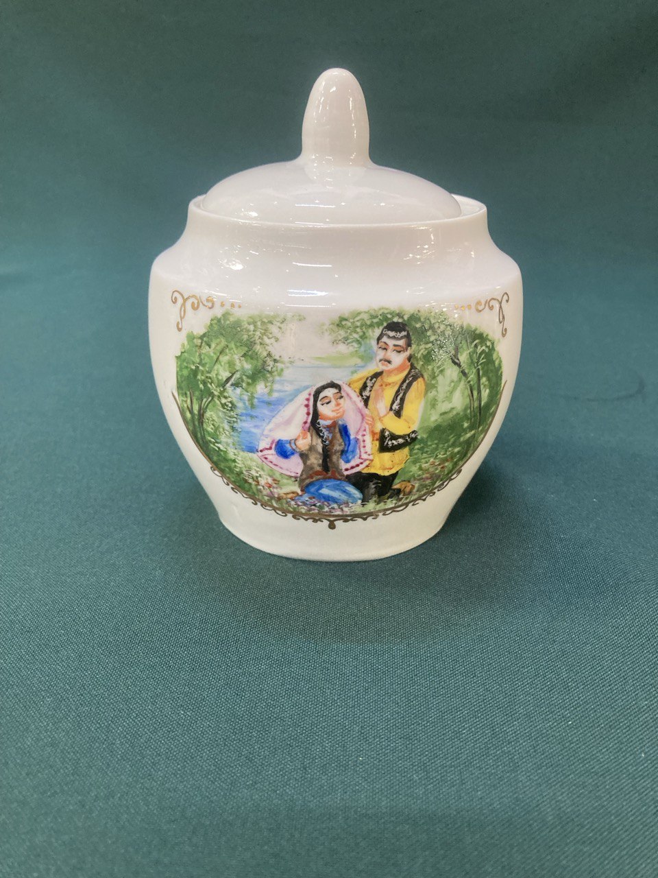 Сахарница  с татарским орнаментом. Высота 12,5 см.